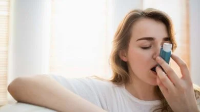 mujer utilizando un inhalador, asma