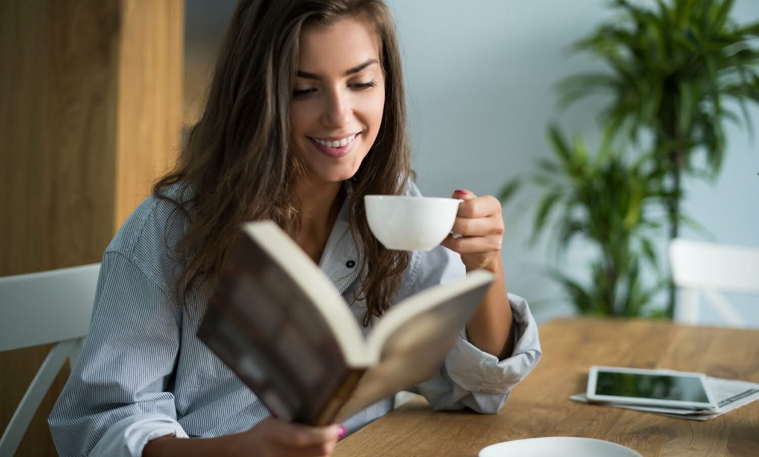 persona leyendo, lengua extranjera