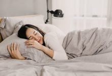 mujer durmiendo abrazada a la almohada