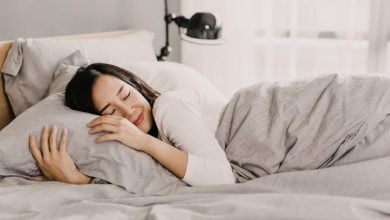 mujer durmiendo abrazada a la almohada