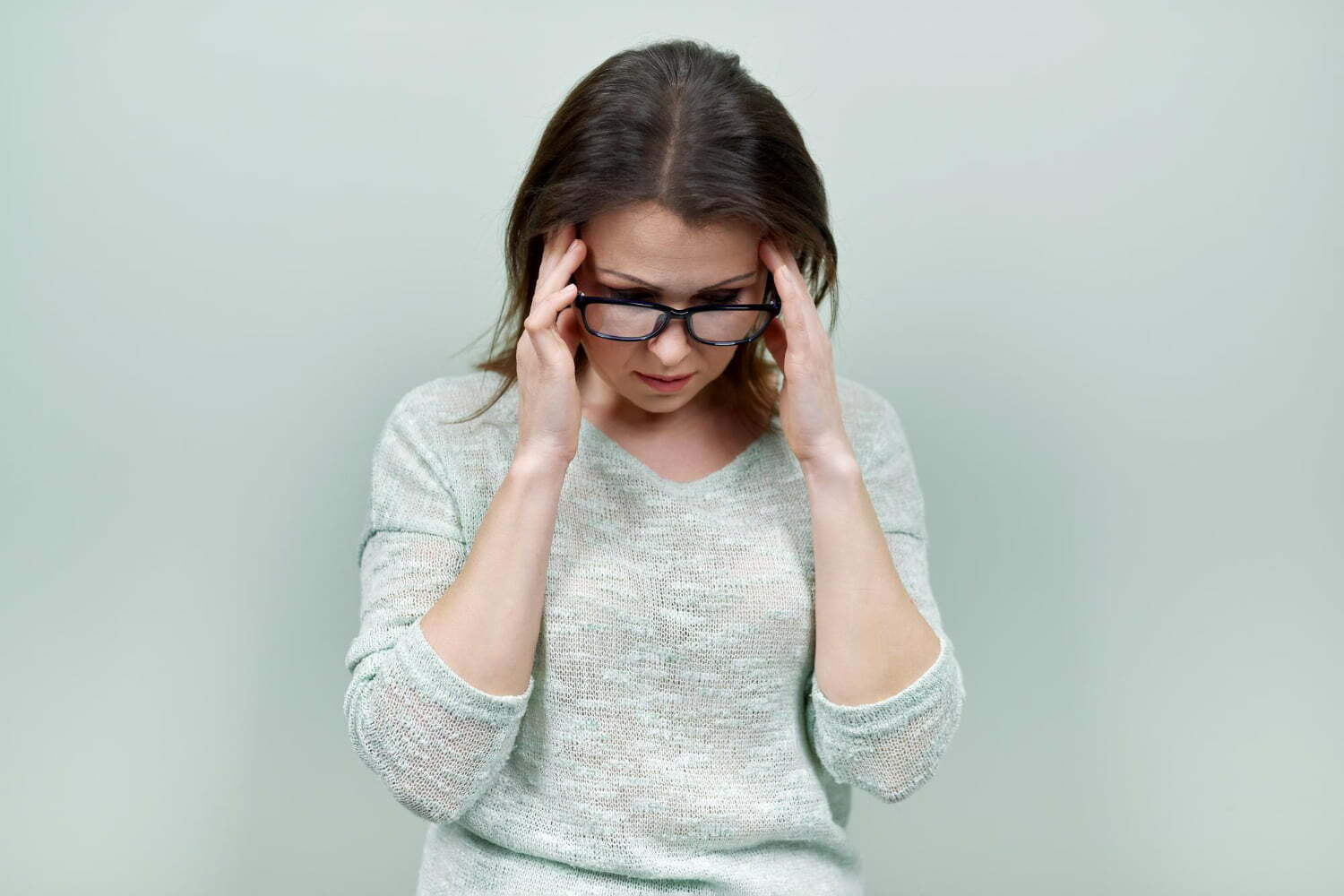 síntomas de la menoapusia mujer con lentes con dolor de cabeza
