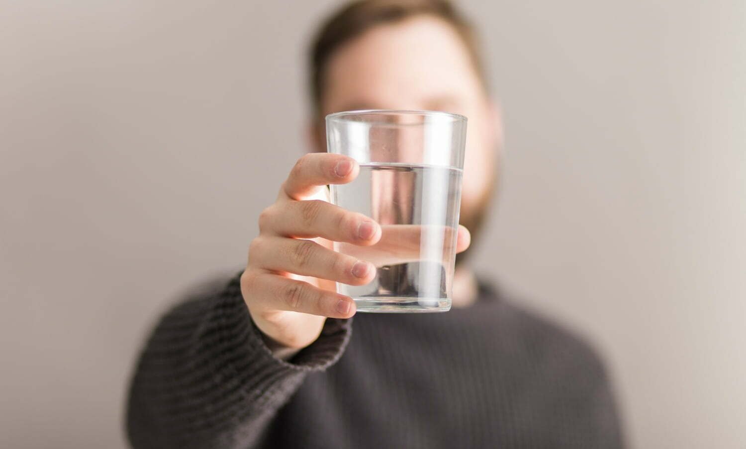 hombre con un vaso de agua en la mano