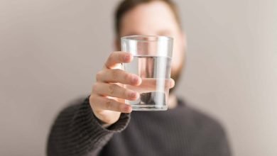 hombre con un vaso de agua en la mano