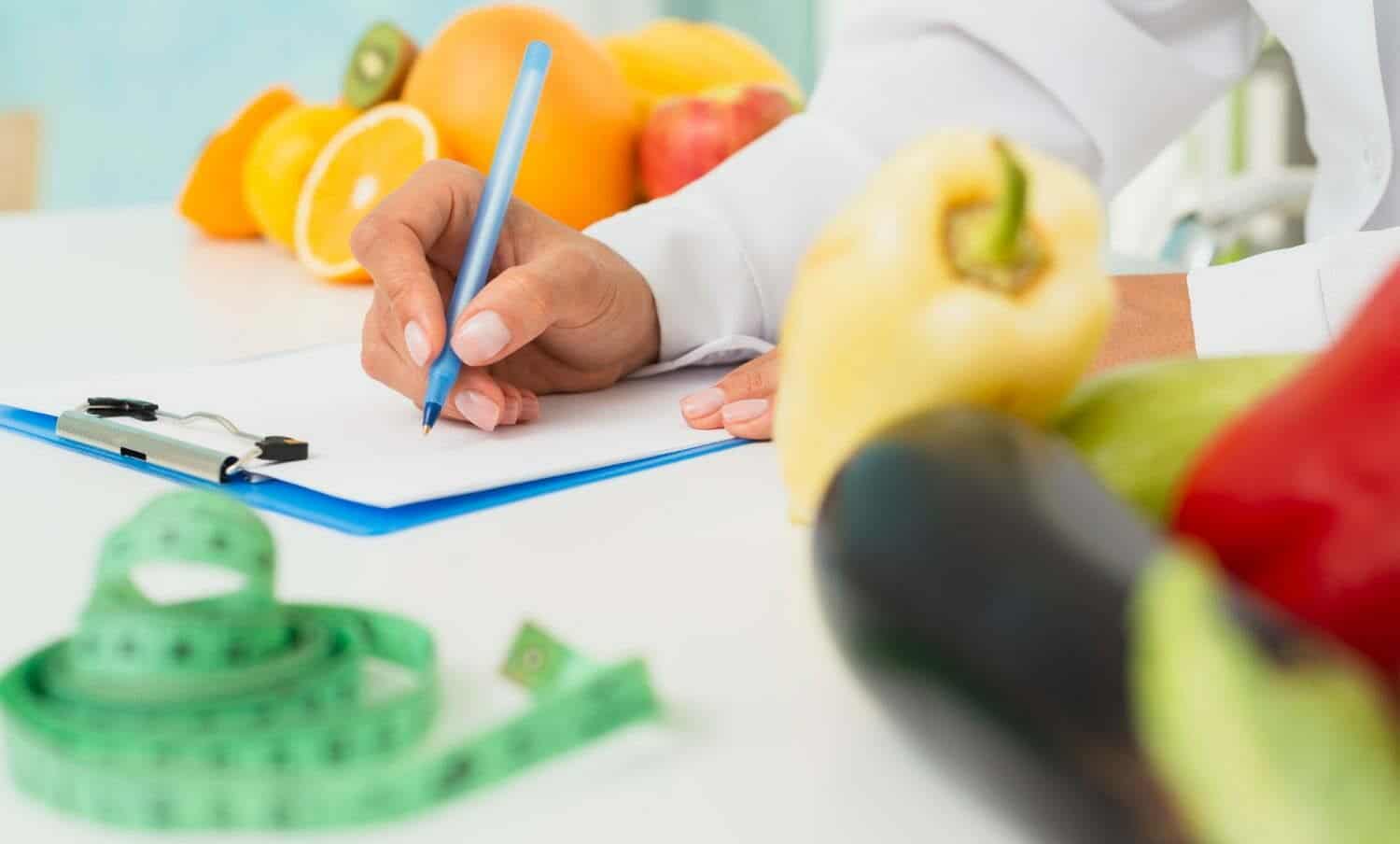 nutricionista haciendo anotaciones en una libreta