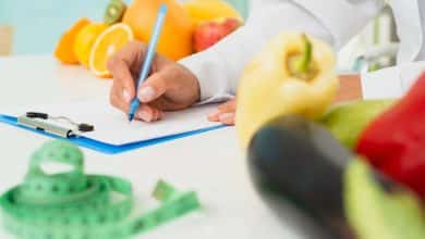 nutricionista haciendo anotaciones en una libreta