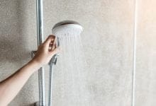 Orinar en la ducha: una pr&aacute;ctica beneficiosa para el medio ambiente y la salud