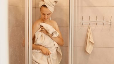 mujer saliendo del ba&ntilde;o
