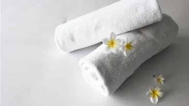 Enrollado toallas limpias en una cama