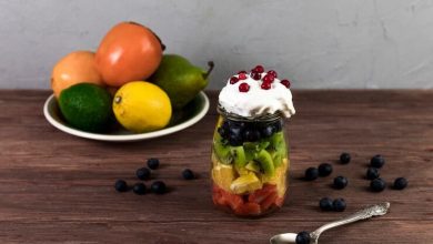 Ensalada de fruta fresca en mesa de madera con helado