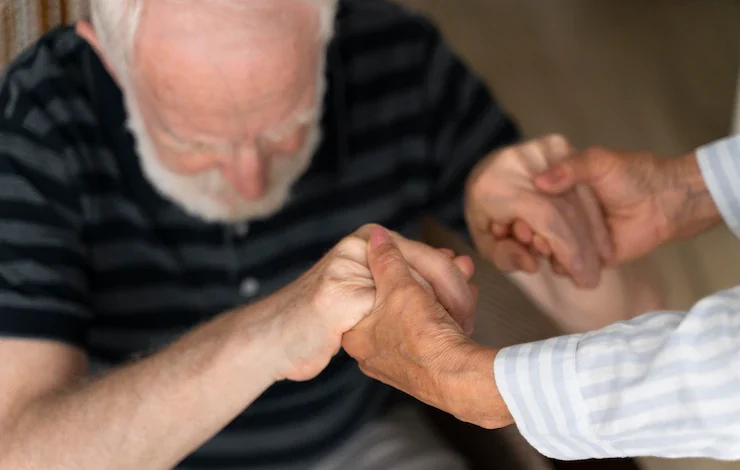 Personas mayores que enfrentan la enfermedad de alzheimer