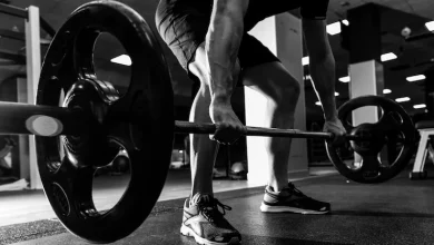 Pesos del ejercicio de pesas fuerte atlética