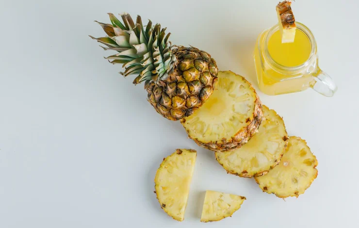 Piña en rodajas con jugo