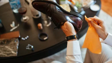 Primer plano del hombre limpiando zapatos mientras se prepara para la ceremonia de boda