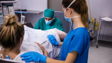 equipo médico que examina a la mujer embarazada durante el parto bebés