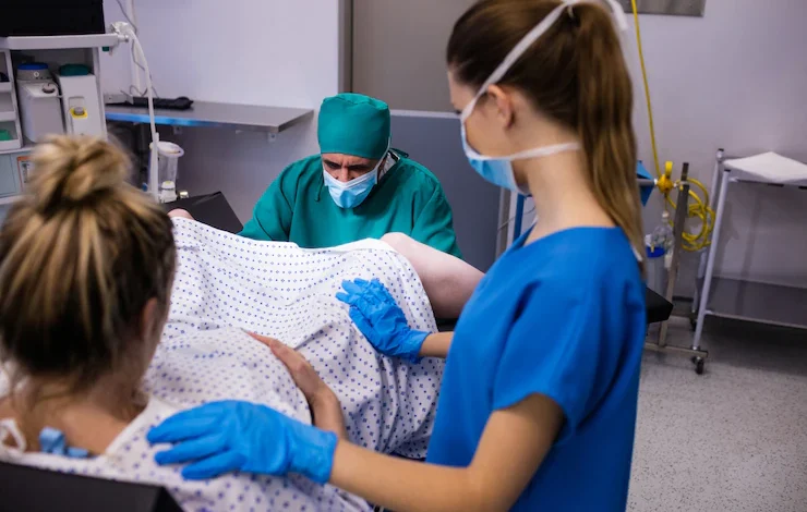 equipo médico que examina a la mujer embarazada durante el parto bebés