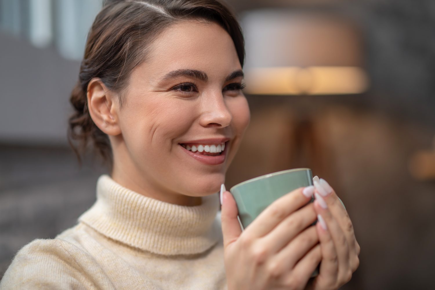 Foto gratuita señora linda feliz que disfruta de su descanso para tomar café