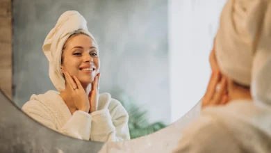 Mujer en casa aplicando mascarilla crema