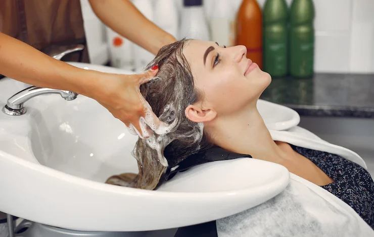 mujer haciendo un lavado de cabello en la peluquería, tratamientos capilares