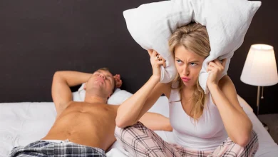 Mujer molesta porque el hombre ronca
