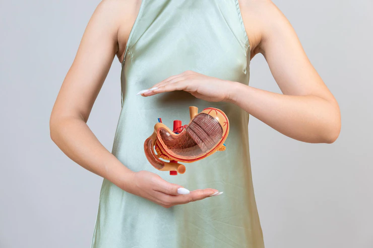 La mujer sostiene el estómago simulado en las manos concepto de ayuda y cuidado reflujo