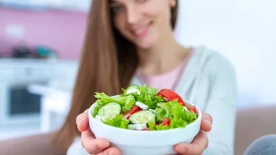 Foto mujer vegana saludable sosteniendo un plato de ensalada de verduras frescas. dieta orgánica