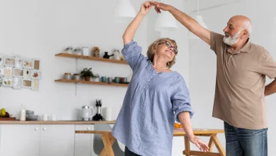 pareja de tiro medio bailando juntos /olores en adultos mayores