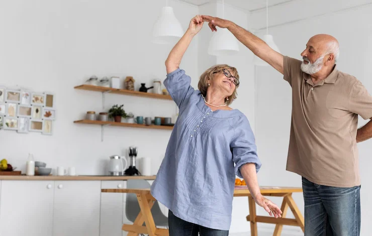 pareja de tiro medio bailando juntos /olores en adultos mayores