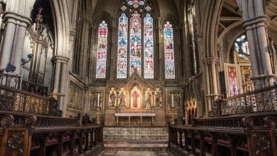 Vista interior de una iglesia con iconos religiosos en las paredes y ventanas vaticano