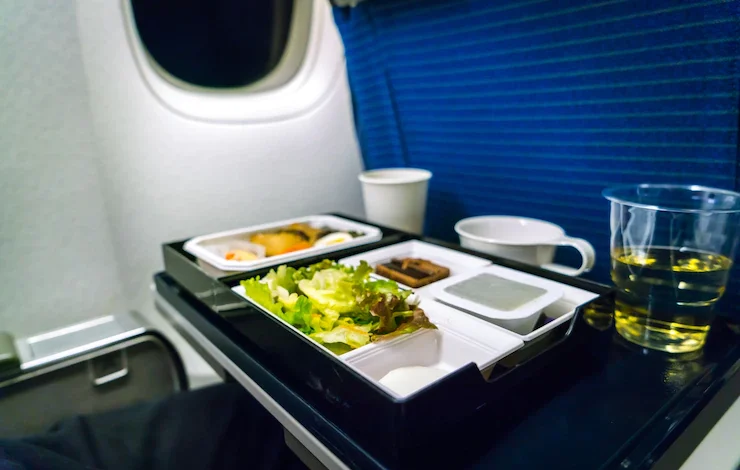 bandeja de comida en el avión.