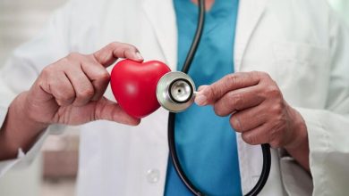 doctora asi&aacute;tica con coraz&oacute;n rojo para la salud en el hospital