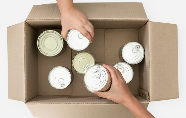 donación de conservas para campaña benéfica alimentos enlatados