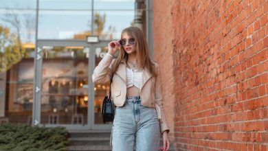 elegante y hermosa mujer de moda con una chaqueta de cuero de moda con jeans vintage de pantalones