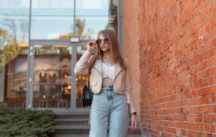 elegante y hermosa mujer de moda con una chaqueta de cuero de moda con jeans vintage de pantalones