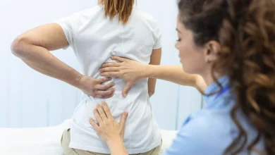 fisioterapeuta haciendo tratamiento curativo en la espalda de la mujer dolor de espalda tratamiento del paciente médico masaje terapeuta síndrome de oficina
