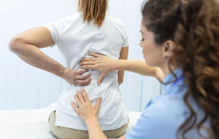 fisioterapeuta haciendo tratamiento curativo en la espalda de la mujer dolor de espalda tratamiento del paciente médico masaje terapeuta síndrome de oficina