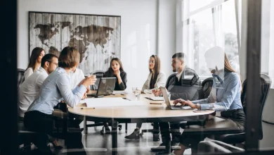 grupo de personas trabajando en un plan de negocios en una oficinas