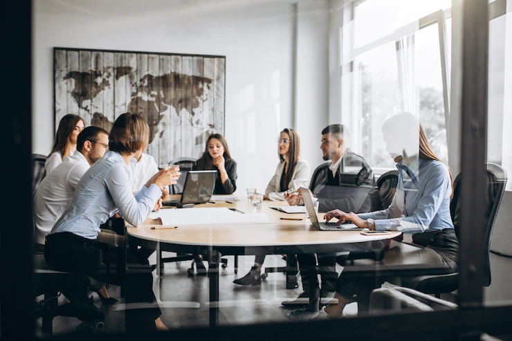 grupo de personas trabajando en un plan de negocios en una oficinas