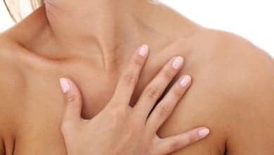 mujer joven mano de su cuerpo estr&iacute;as