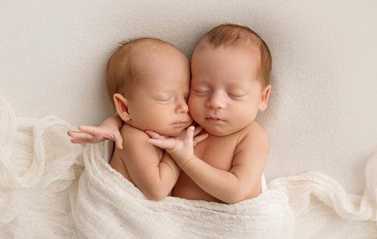 Pequeños gemelos recién nacidos en capullos blancos sobre un fondo blanco un gemelo recién