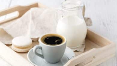 detalles de naturaleza muerta, taza de t&eacute; en bandeja de madera vintage retro en una mesa de