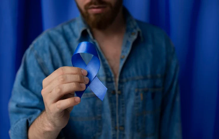 hombre con cinta de cáncer de próstata