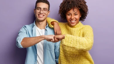 Foto gratuita hombre y mujer de moda posando juntos amistad