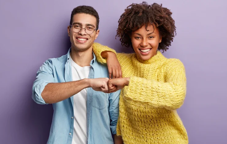 Foto gratuita hombre y mujer de moda posando juntos amistad