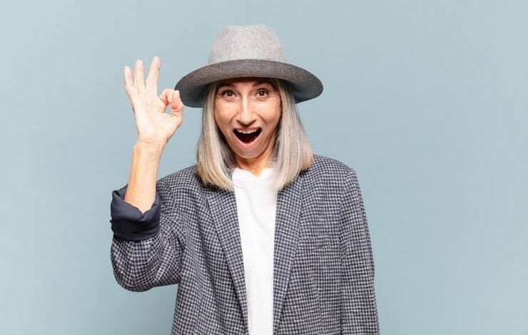 mujer de mediana edad que se siente exitosa y satisfecha, sonriendo con la boca abierta, dieta