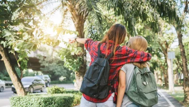 pareja de mujeres asiáticas jóvenes de pie por la calle disfrutando de su estilo de vida boda