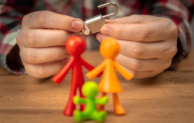 Foto primeros problemas de la familia joven figuritas coloridas en la mesa con candado foto del hermanos