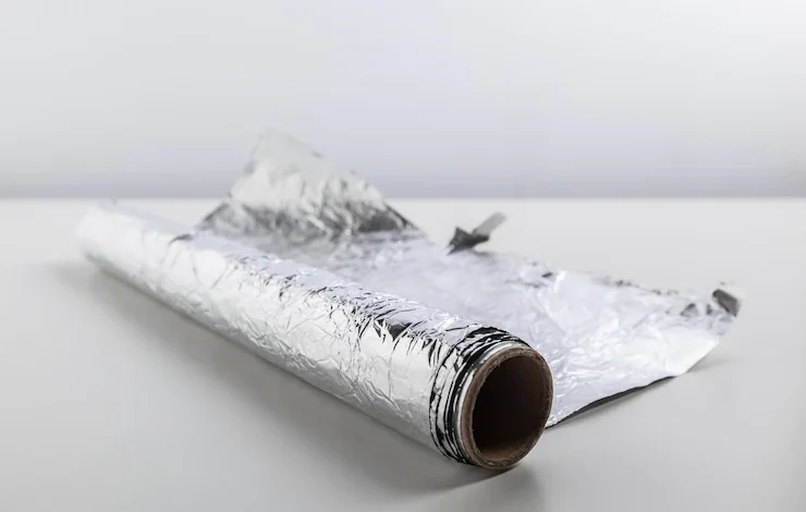 rollo de papel de aluminio aislado sobre fondo blanco.