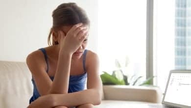 mujer molesta por malas noticias en carta de correo electr&oacute;nico