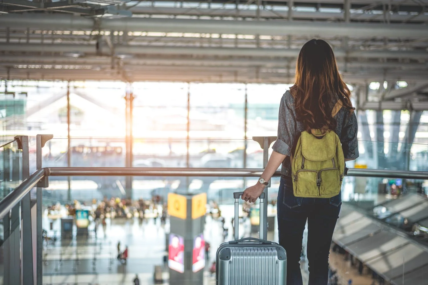 turistas femeninos de la belleza que esperan vuelo para sacar en el aeropuerto