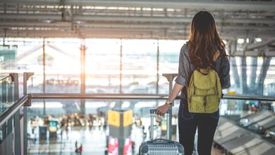 turistas femeninos de la belleza que esperan vuelo para sacar en el aeropuerto